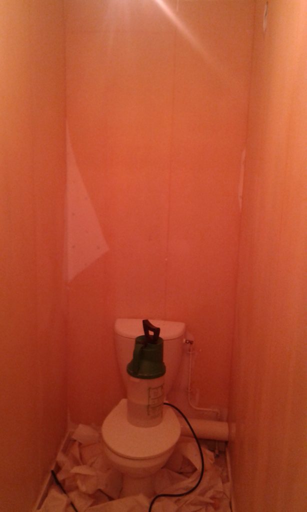 Tapisserie arachée dans les wc, avec un appareil permettant la pulvérisation d'un produit aidant au décollage