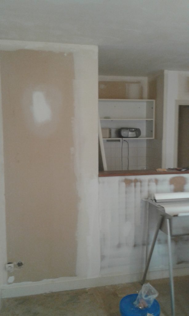Murs de la cuisine (avec passe plats) et plafond préparés pour etre peint